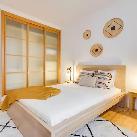 Bright & Beautiful With 2 Beds *