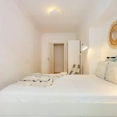 Bright & Beautiful With 2 Beds Lejlighed
