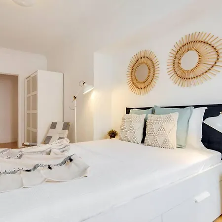 Bright & Beautiful With 2 Beds