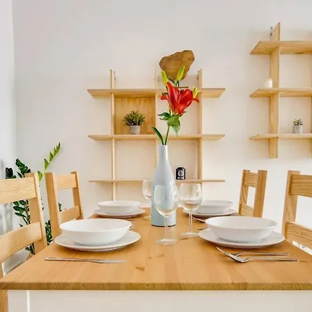 Bright & Beautiful With 2 Beds Lejlighed