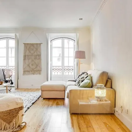 Bright & Beautiful With 2 Beds *