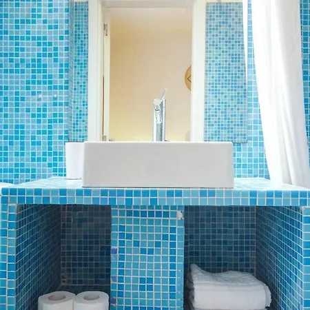 Bright & Beautiful With 2 Beds *