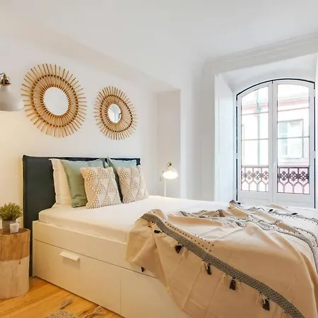 Bright & Beautiful With 2 Beds *